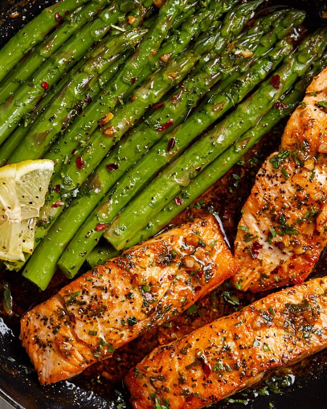 Garlic Butter Salmon with Lemon Asparagus Skillet - #recipe by #eatwell101 - https://www.eatwell101.com/garlic-butter-salmon-lemon-asparagus-skillet-recipe