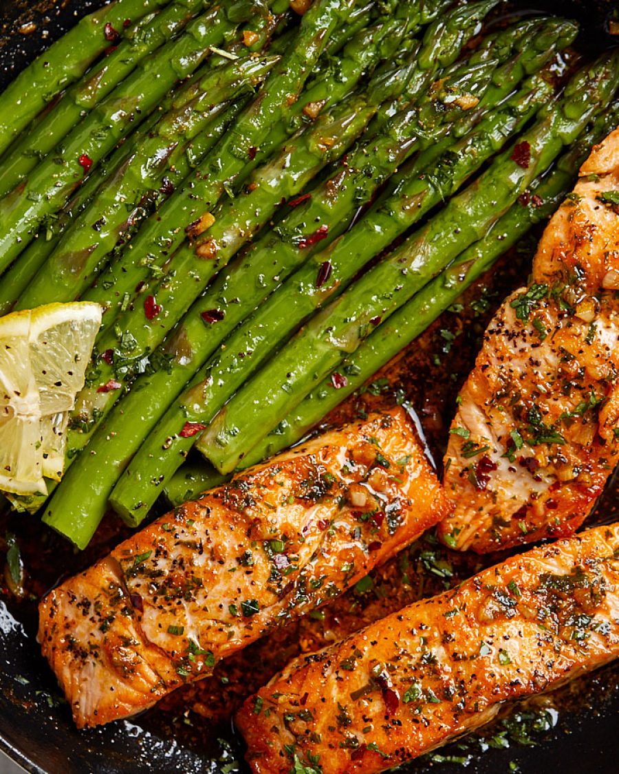 Garlic Butter Salmon with Lemon Asparagus Skillet - #recipe by #eatwell101 - https://www.eatwell101.com/garlic-butter-salmon-lemon-asparagus-skillet-recipe