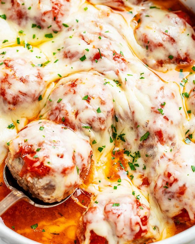 Cheesy Meatballs Casserole {Low Carb} - #recipe by #eatwell101 - https://www.eatwell101.com/turkey-meatballs-casserole-recipe
