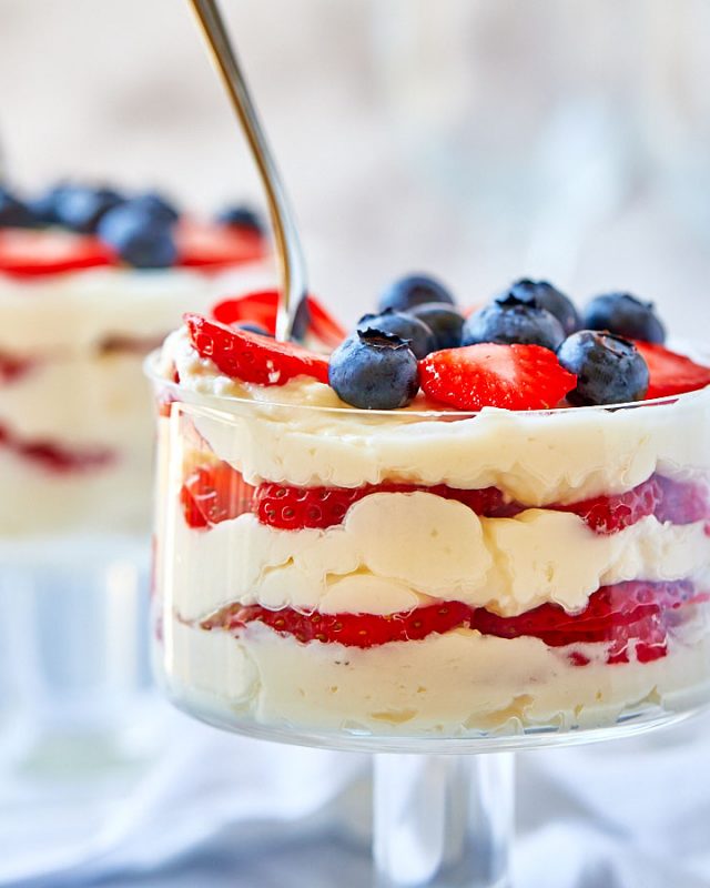 Strawberry Cheesecake Mousse - #recipe by #eatwell101 - https://www.eatwell101.com/strawberry-cheesecake-mousse-recipe