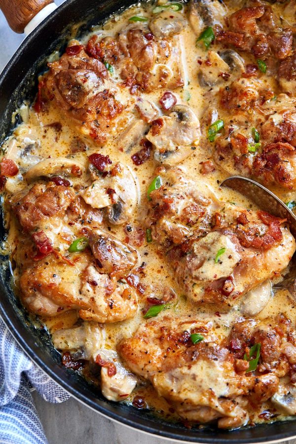 Creamy Mushroom Chicken Skillet with Bacon - #recipe by #eatwell101 - https://www.eatwell101.com/creamy-mushroom-chicken-skillet-recipe