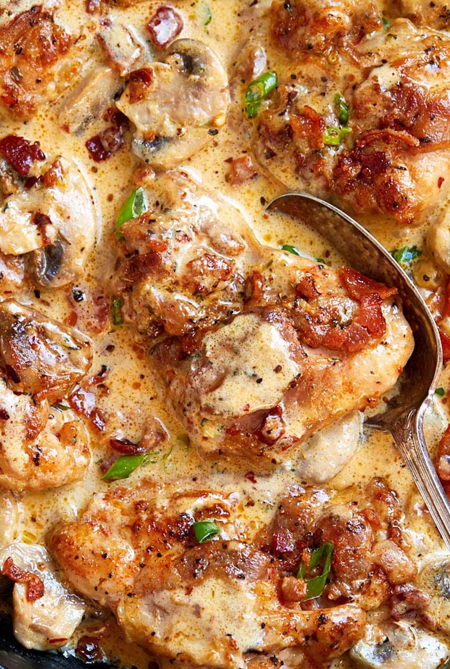 Creamy Mushroom Chicken Skillet with Bacon - #recipe by #eatwell101 - https://www.eatwell101.com/creamy-mushroom-chicken-skillet-recipe