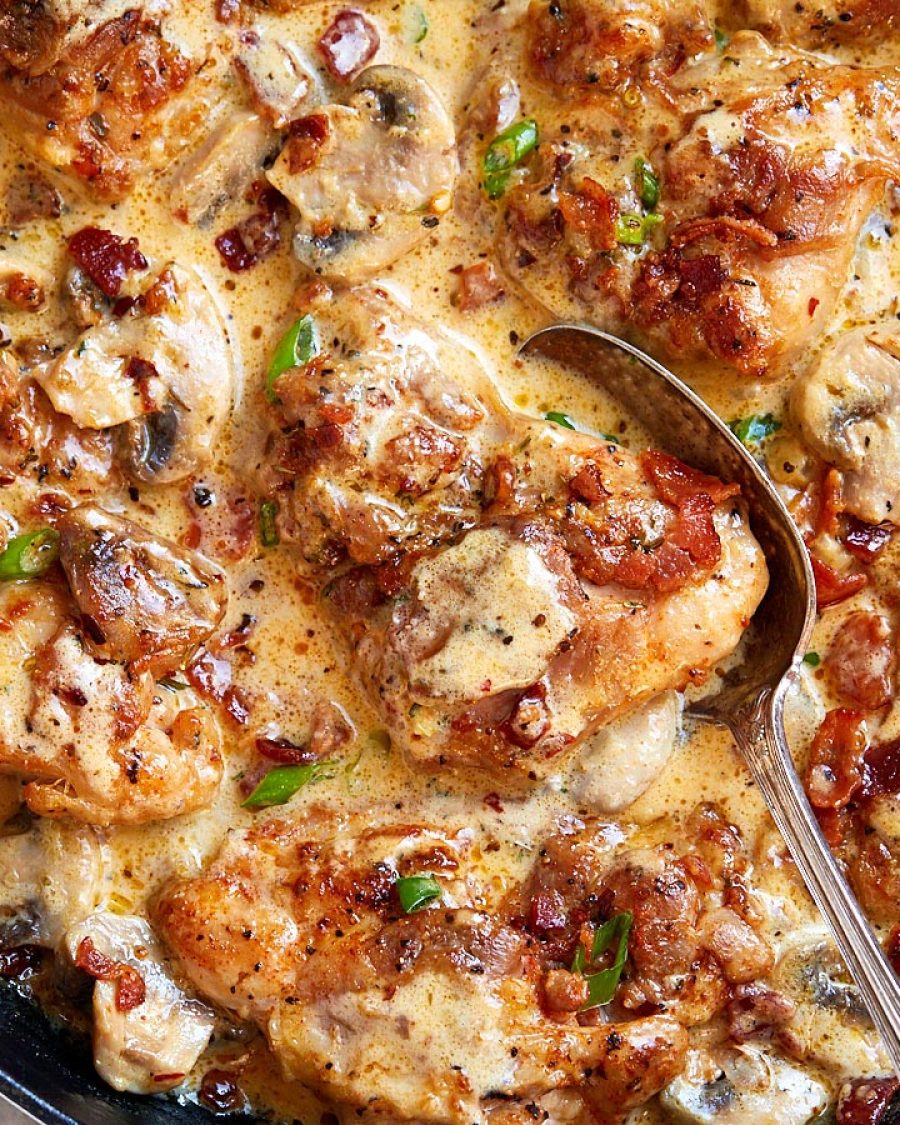 Creamy Mushroom Chicken Skillet with Bacon - #recipe by #eatwell101 - https://www.eatwell101.com/creamy-mushroom-chicken-skillet-recipe