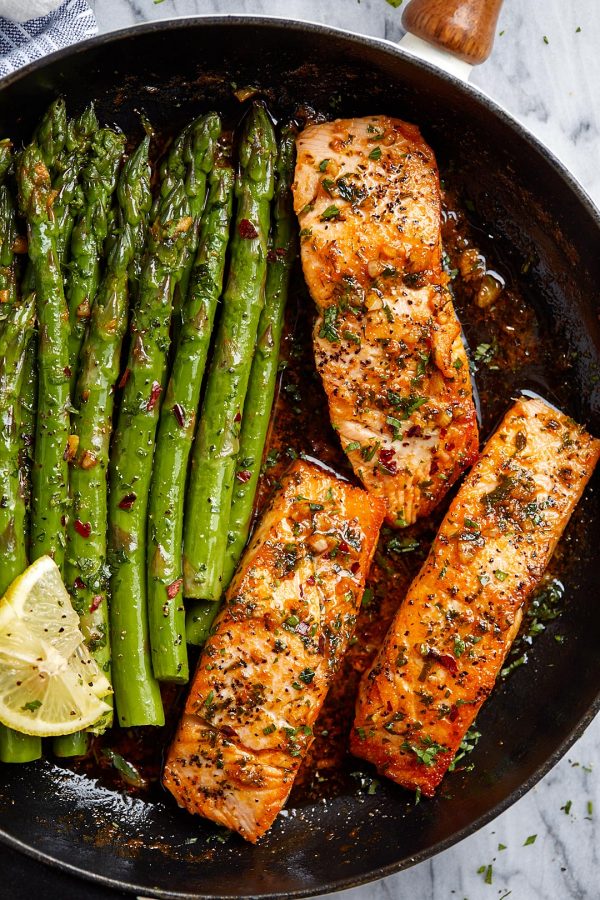 Garlic Butter Salmon with Lemon Asparagus - #recipe by #eatwell101 - https://www.eatwell101.com/garlic-butter-salmon-lemon-asparagus-skillet-recipe