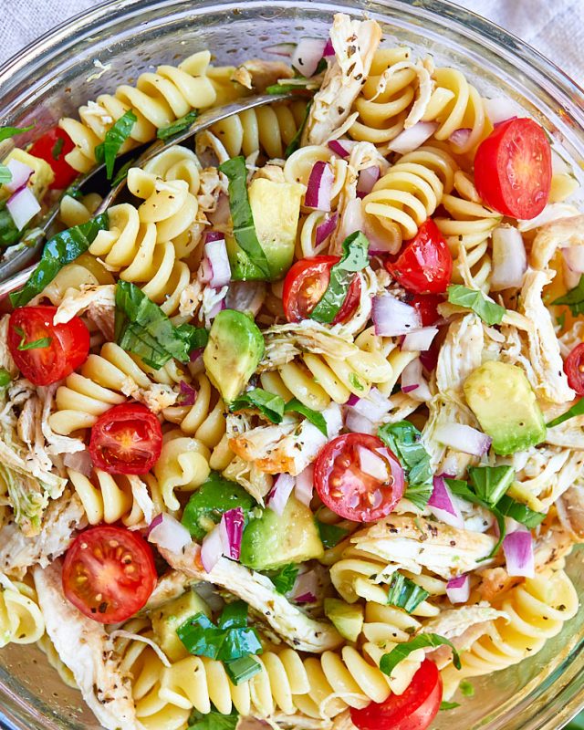 Healthy Chicken Pasta Salad with Avocado, Tomato, and Basil - #recipe by #eatwell101 - https://www.eatwell101.com/healthy-chicken-pasta-salad-recipe
