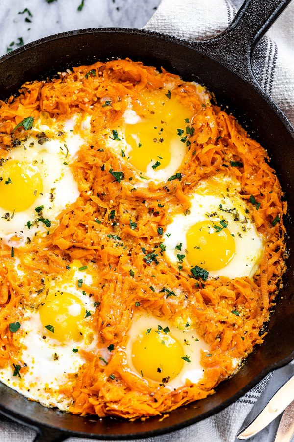 Garlic Parmesan Sweet Potato Eggs Breakfast - #recipe by #eatwell101 - https://www.eatwell101.com/sweet-potato-eggs-breakfast-recipe
