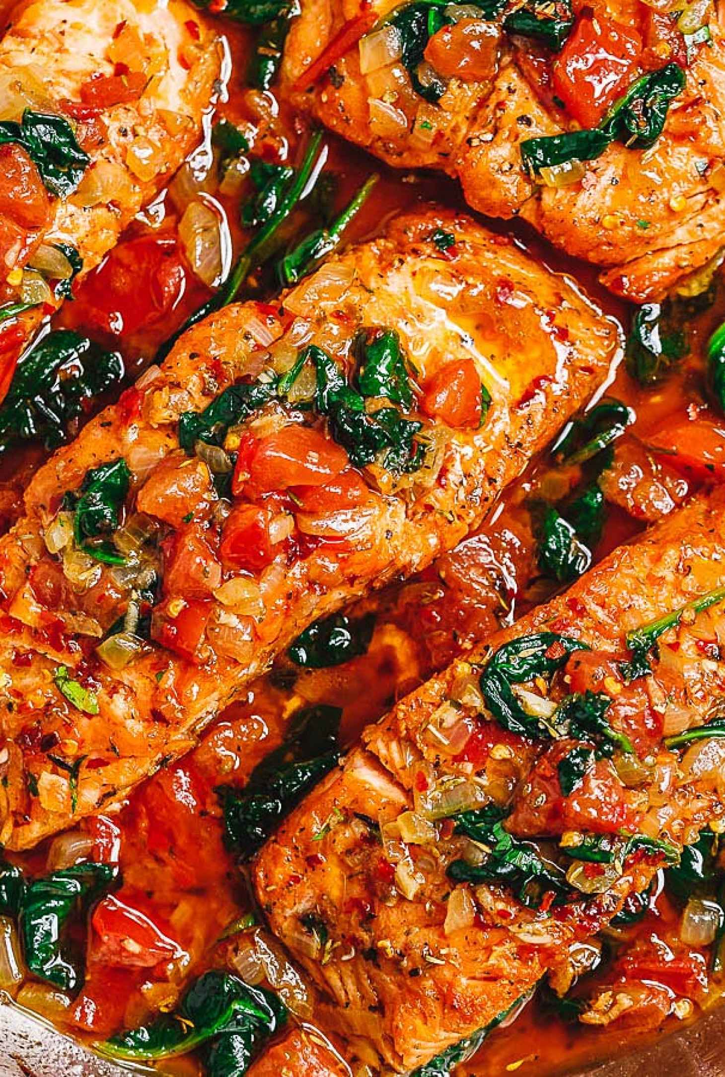 Tuscan Garlic Salmon Skillet with Spinach and Tomato - #recipe by #eatwell101 - https://www.eatwell101.com/tuscan-garlic-butter-salmon-recipe