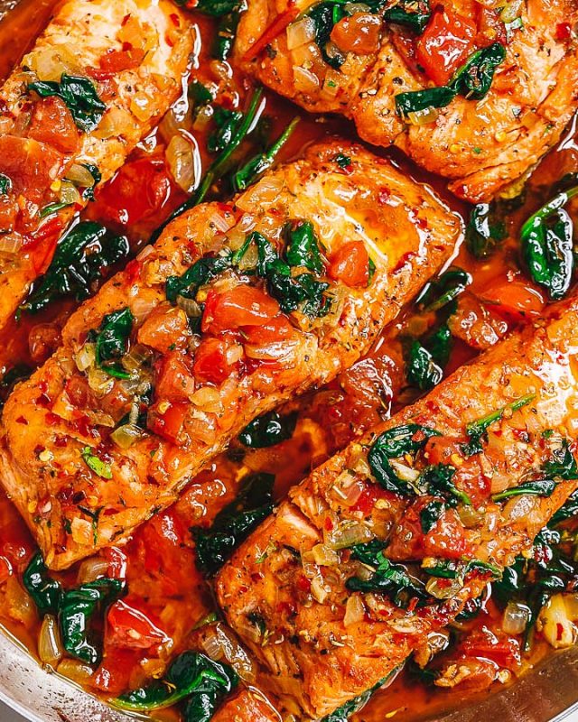 Tuscan Garlic Butter Salmon Skillet with Spinach and Tomato - #recipe by #eatwell101 - https://www.eatwell101.com/tuscan-garlic-butter-salmon-recipe