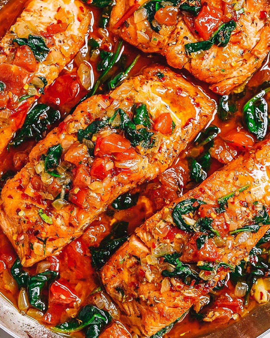Tuscan Garlic Butter Salmon Skillet with Spinach and Tomato - #recipe by #eatwell101 - https://www.eatwell101.com/tuscan-garlic-butter-salmon-recipe
