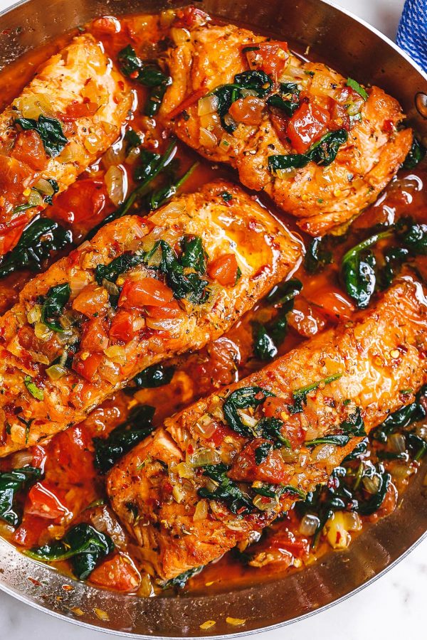 Tuscan Garlic Salmon with Spinach and Tomato - #recipe by #eatwell101 - https://www.eatwell101.com/tuscan-garlic-butter-salmon-recipe
