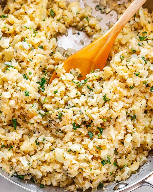 Parmesan Cauliflower Rice Skillet - #recipe by #eatwell101 - https://www.eatwell101.com/parmesan-cauliflower-rice-skillet