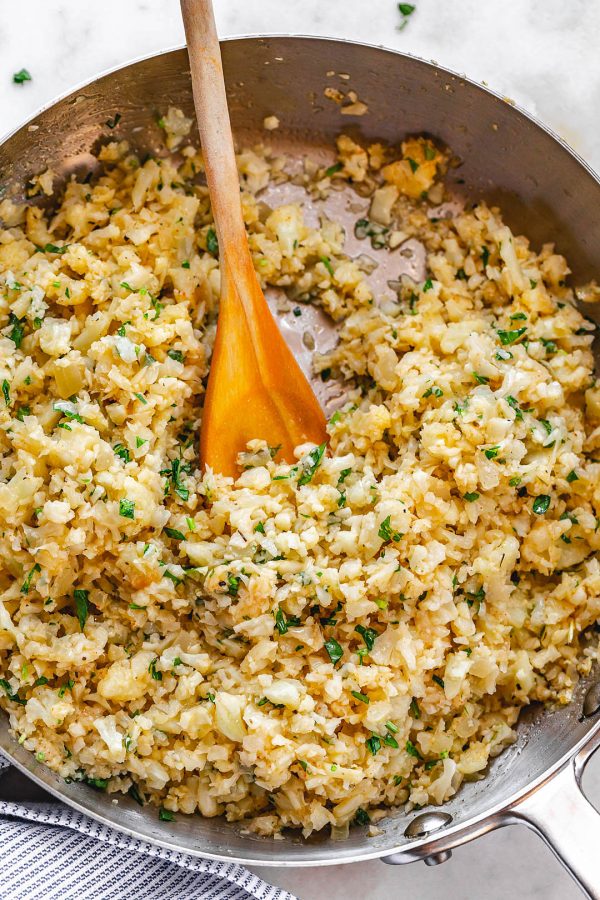 Parmesan Cauliflower Rice Skillet - #recipe by #eatwell101 - https://www.eatwell101.com/parmesan-cauliflower-rice-skillet