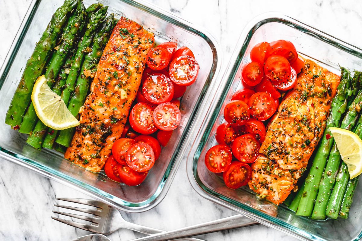 Meal-Prep Salmon and Asparagus in Garlic Lemon Sauce (15-Minute )