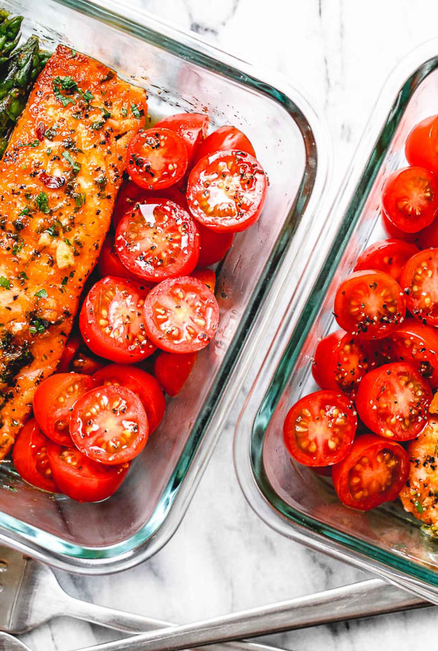 15-Minute Meal-Prep Salmon and Asparagus in Garlic Lemon Butter Sauce - #recipe by #eatwell101 - https://www.eatwell101.com/meal-prep-garlic-butter-salmon-asparagus-recipe