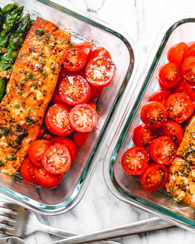 15-Minute Meal-Prep Salmon and Asparagus in Garlic Lemon Butter Sauce - #recipe by #eatwell101 - https://www.eatwell101.com/meal-prep-garlic-butter-salmon-asparagus-recipe