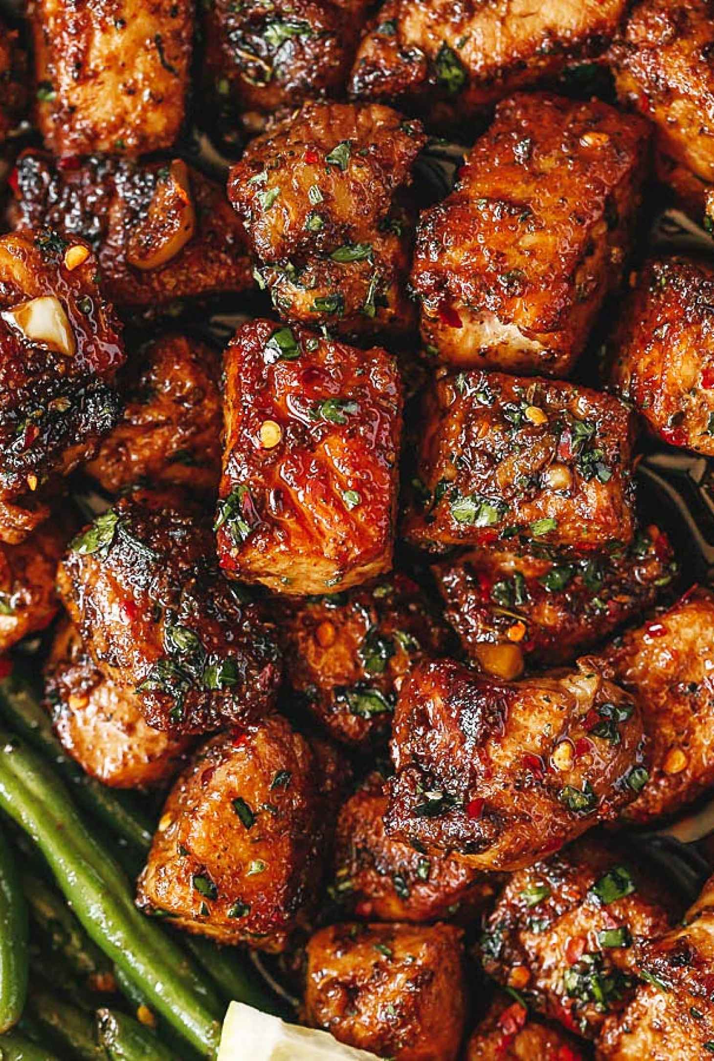 Garlic Butter Pork Bites with Lemon Green Beans - #recipe by #eatwell101 - https://www.eatwell101.com/garlic-butter-pork-bites-recipe