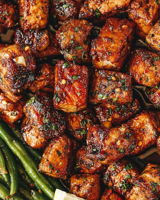 Garlic Butter Pork Bites with Lemon Green Beans - #recipe by #eatwell101 - https://www.eatwell101.com/garlic-butter-pork-bites-recipe