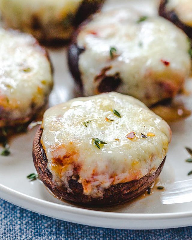 10-Minute Roasted Pizza Mushrooms - #recipe by #eatwell101 - https://www.eatwell101.com/roasted-pizza-muhsrooms-recipe