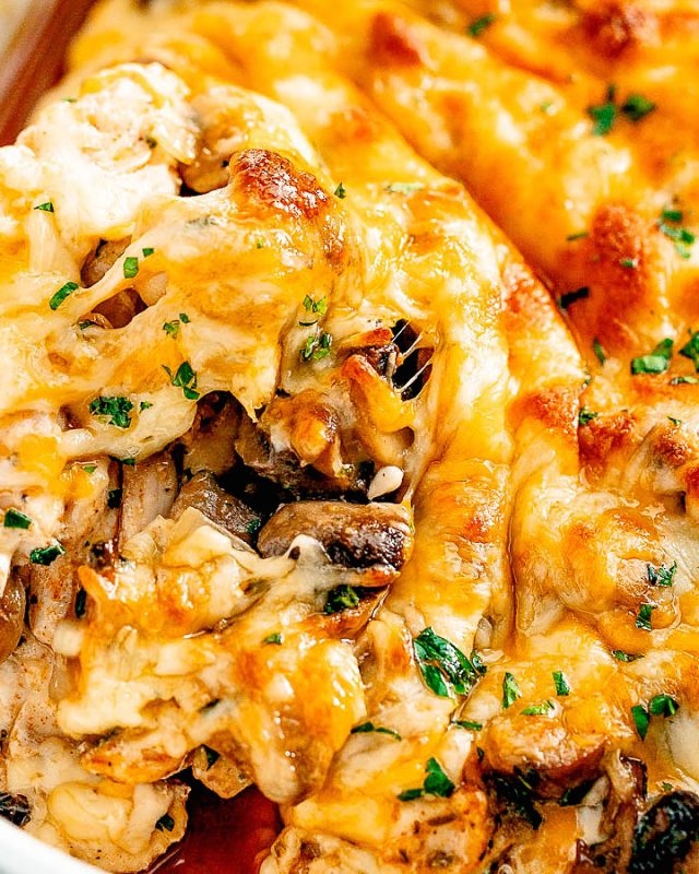 Garlic Mushrooms Chicken Casserole with Parmesan - #recipe by #eatwell101 - https://www.eatwell101.com/garlic-mushroom-chicken-casserole-recipe
