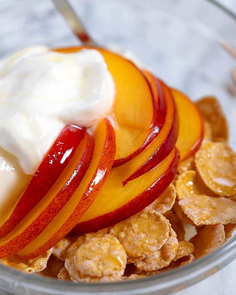 Cereal Breakfast Bowl with Peach and Cream Cheese - #recipe by #eatwell101 - https://www.eatwell101.com/cereal-breakfast-bowl-peach-cream-cheese-recipe