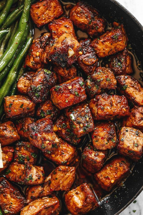 Garlic Butter Pork Bites with Lemon Green Beans - #recipe by #eatwell101 - https://www.eatwell101.com/garlic-butter-pork-bites-recipe
