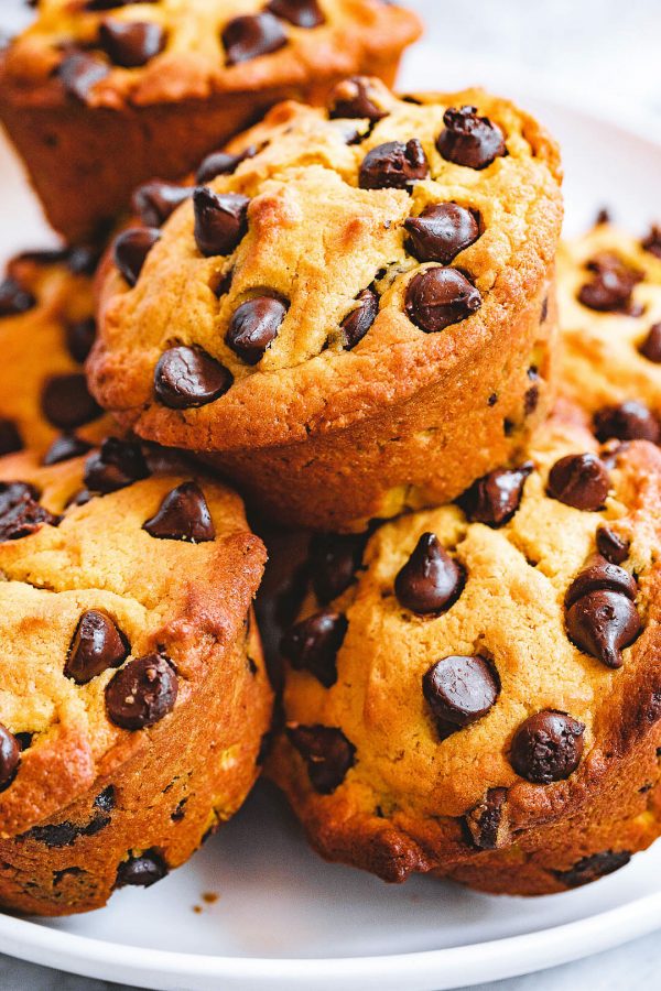 Pumpkin Chocolate Chip Muffins - #recipe by #eatwell101 - https://www.eatwell101.com/pumpkin-chocolate-chip-muffins-recipe