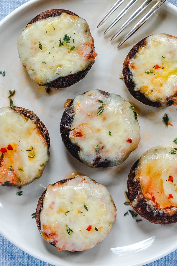 10-Minute Roasted Pizza Mushrooms - #recipe by #eatwell101 - https://www.eatwell101.com/roasted-pizza-muhsrooms-recipe
