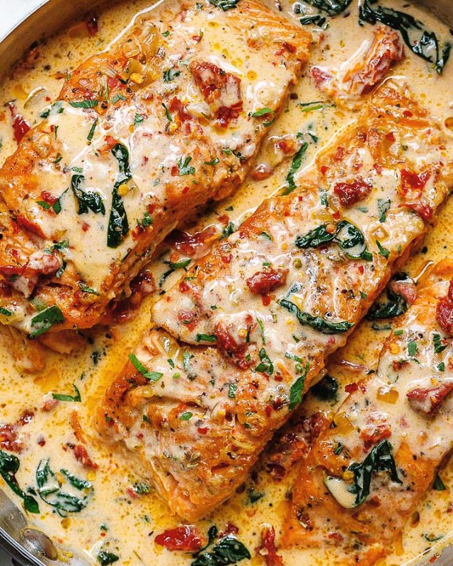 Creamy Garlic Tuscan Salmon With Spinach and Sun-Dried Tomatoes - #recipe by #eatwell101 - https://www.eatwell101.com/creamy-garlic-tuscan-salmon-recipe