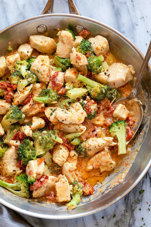 15-Minute Broccoli Chicken in Cream Cheese Sundried Tomato Sauce - #recipe by #eatwell101 - https://www.eatwell101.com/broccoli-chicken-in-cream-cheese-sundried-tomato-sauce-recipe