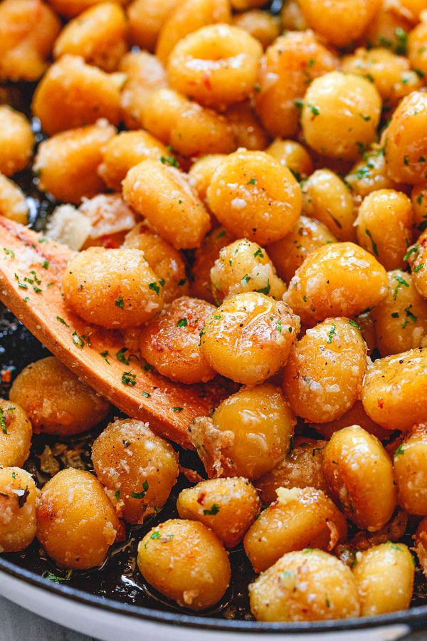 Fried Gnocchi with Garlic & Parmesan - #recipe by #eatwell101 - https://www.eatwell101.com/garlic-butter-gnocchi-parmesan-recipe