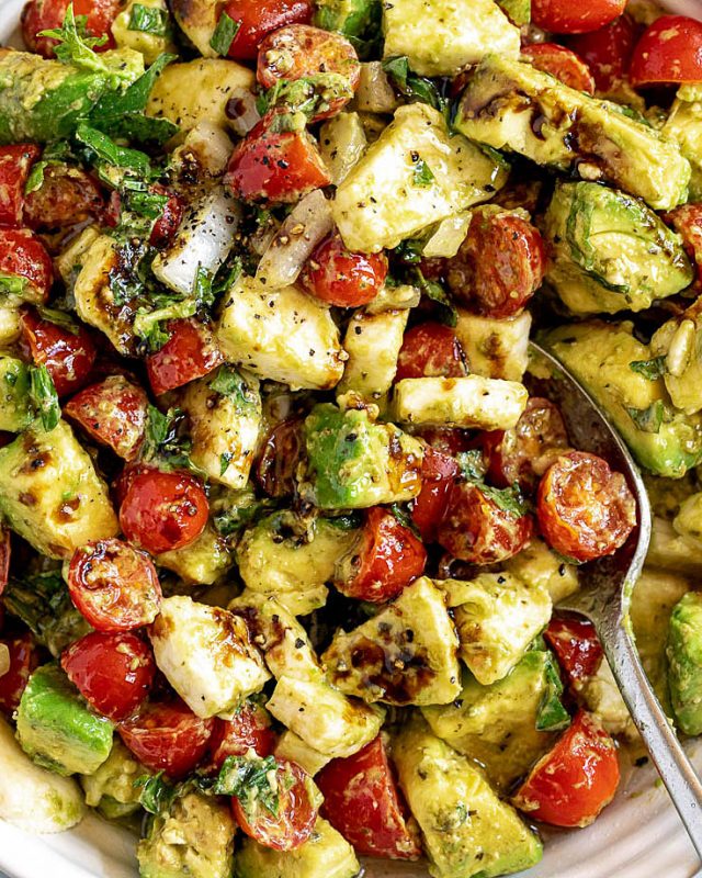 Caprese Avocado Salad with Mozzarella, Pesto, Tomato, and Balsamic - #recipe by #eatwell101 - https://www.eatwell101.com/caprese-avocado-salad-recipe