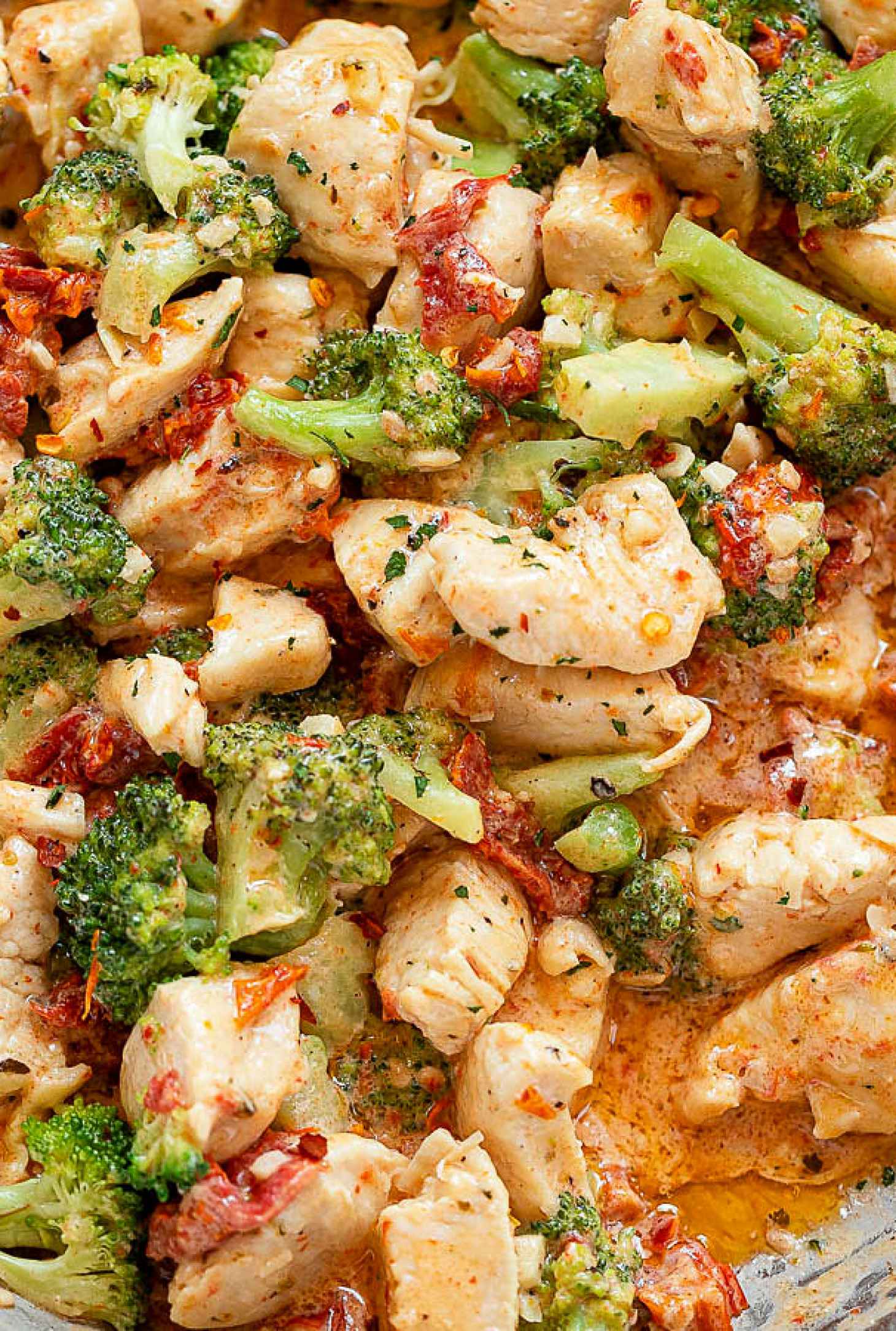 15-Minute Broccoli Chicken in Cream Cheese Sundried Tomato Sauce - #recipe by #eatwell101 - https://www.eatwell101.com/broccoli-chicken-in-cream-cheese-sundried-tomato-sauce-recipe