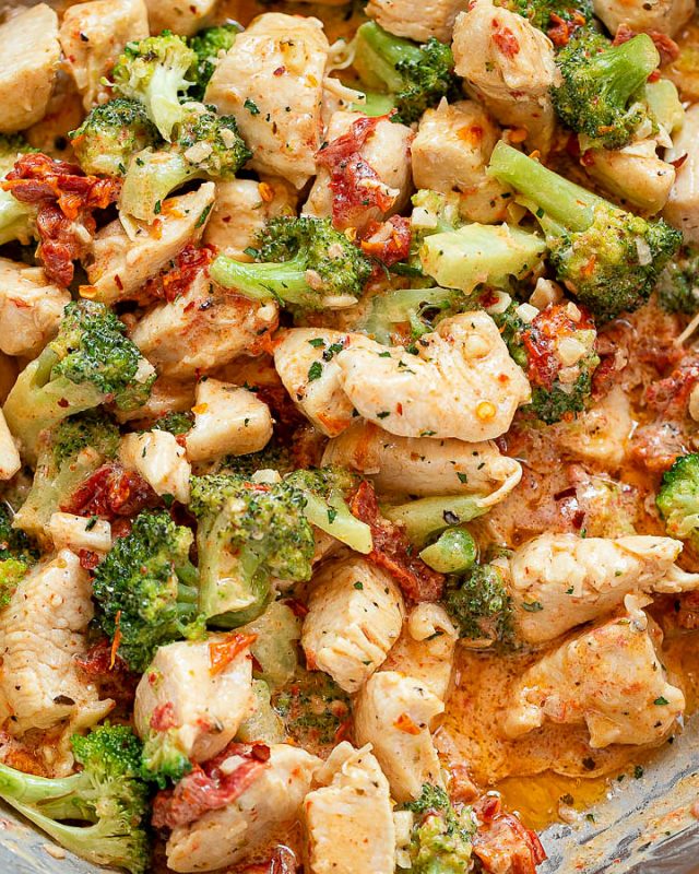 15-Minute Broccoli Chicken in Cream Cheese Sundried Tomato Sauce - #recipe by #eatwell101 - https://www.eatwell101.com/broccoli-chicken-in-cream-cheese-sundried-tomato-sauce-recipe