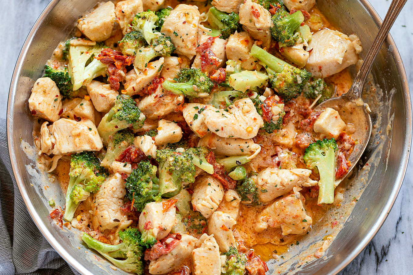 15-Minute Broccoli Chicken in Cream Cheese Sundried Tomato Sauce