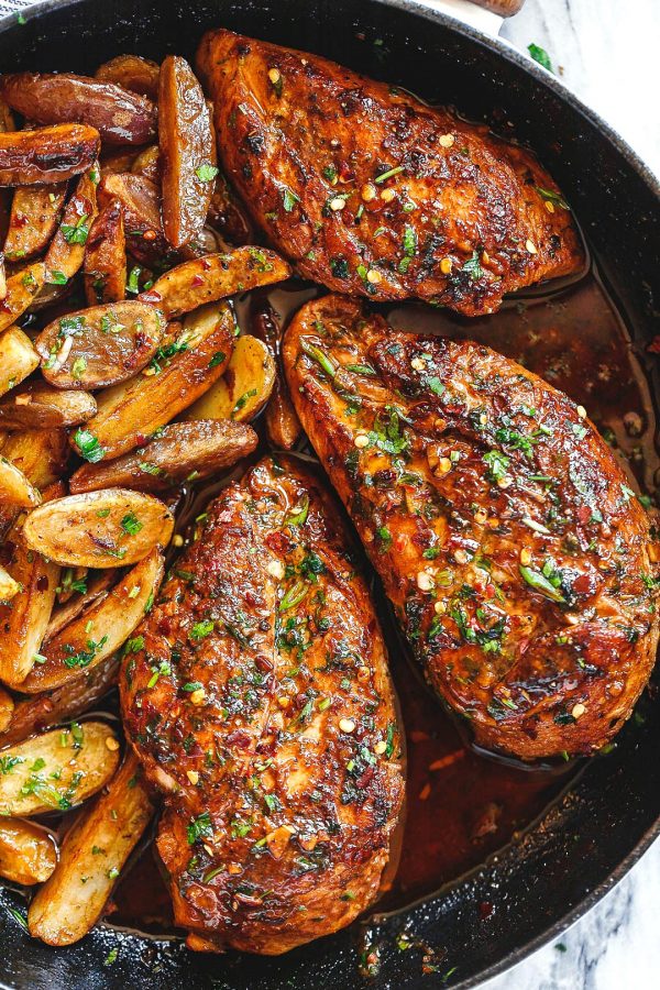 Garlic Butter Chicken and Potato Skillet - #recipe by #eatwell101 - https://www.eatwell101.com/garlic-butter-chicken-and-potato-recipe