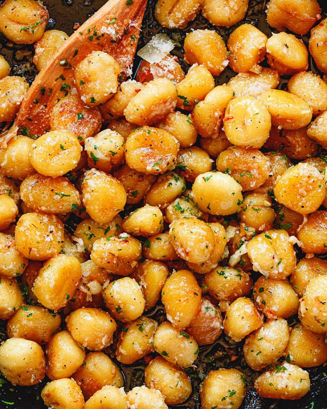 Fried Butter Gnocchi with Garlic & Parmesan - #recipe by #eatwell101 - https://www.eatwell101.com/garlic-butter-gnocchi-parmesan-recipe