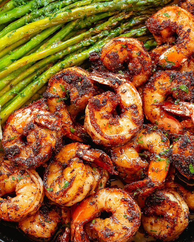 20-Minute Blackened Shrimp and Asparagus Skillet - #recipe by #eatwell101 - https://www.eatwell101.com/blackened-shrimp-asparagus-recipe