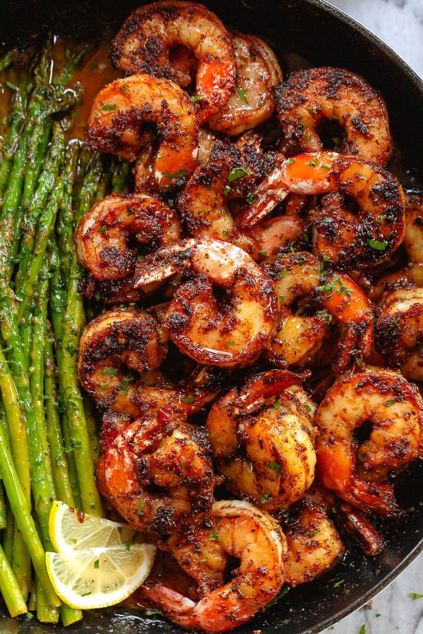 Blackened Shrimp and Asparagus Skillet (20 Minutes) - #recipe by #eatwell101 - https://www.eatwell101.com/blackened-shrimp-asparagus-recipe