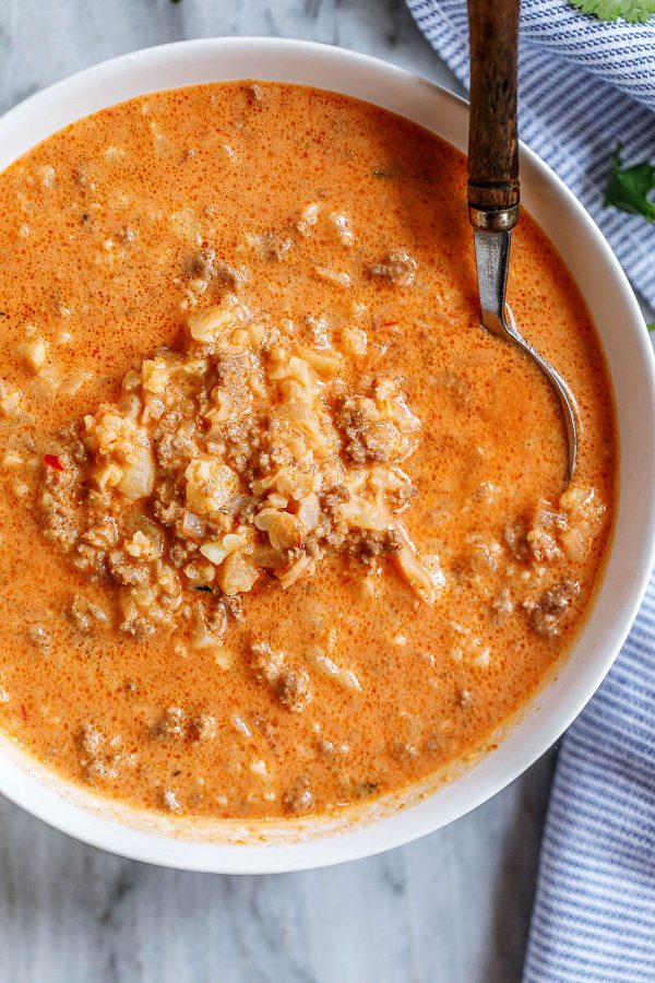 Creamy Cauliflower Ground Beef Soup - #recipe by #eatwell101 - https://www.eatwell101.com/cauliflower-beef-cream-cheese-soup-recipe