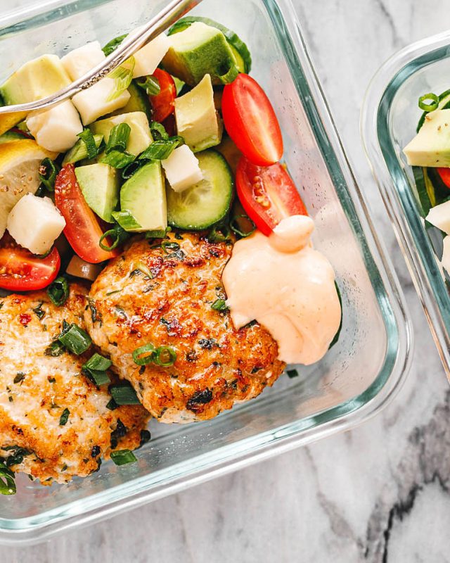 Garlic Herbs Chicken Patties Meal Prep with Healthy Salad - #recipe by #eatwell101 - https://www.eatwell101.com/chicken-patties-meal-prep-recipe