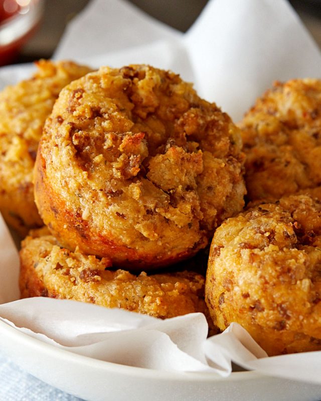 Sausage Egg and Cheese Muffins {Low-Carb / Keto} - #recipe by #eatwell101 - https://www.eatwell101.com/sausage-egg-cheese-muffins-recipe