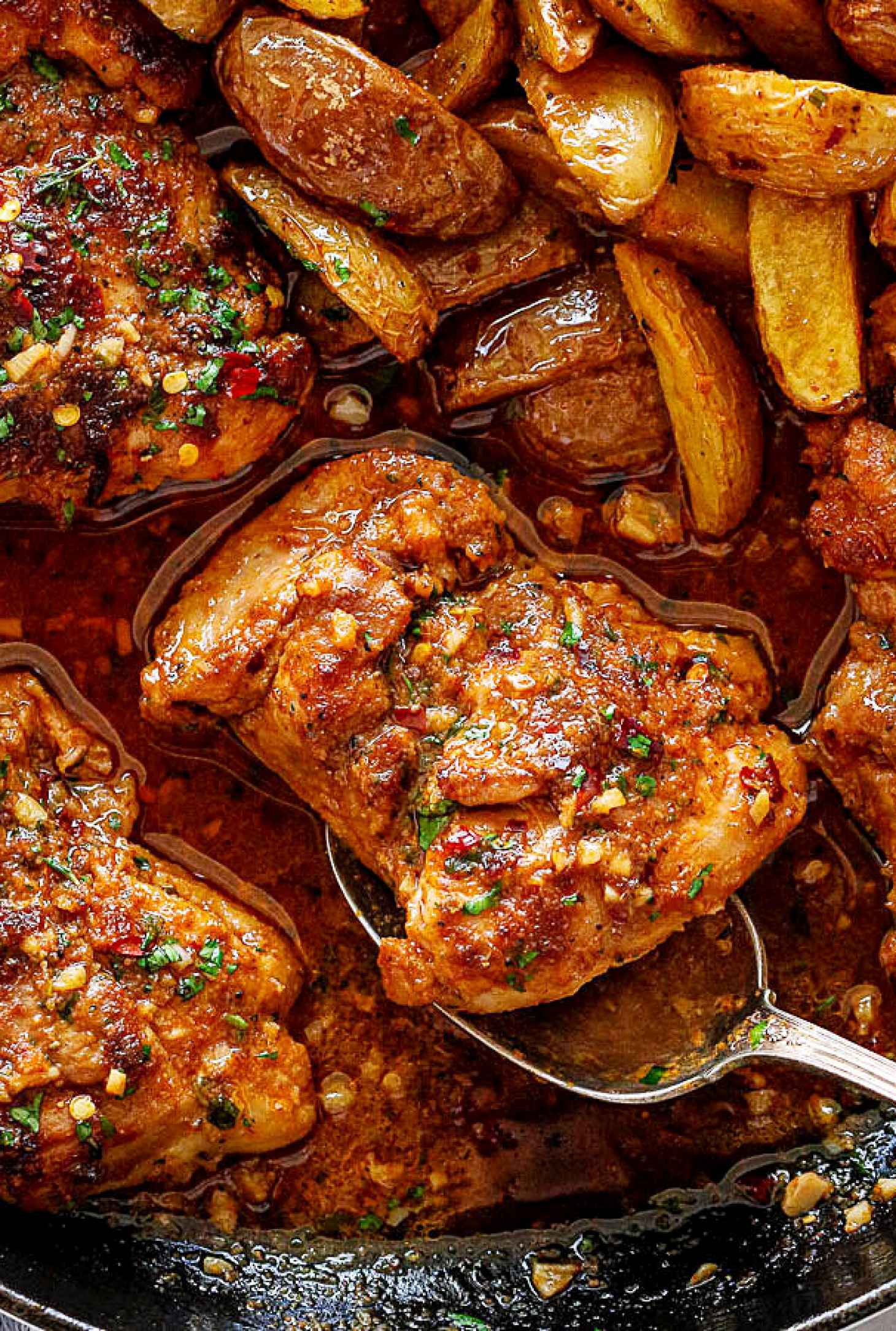 Garlic Butter Chicken Thighs and Baby Potatoes Skillet - #recipe by #eatwell101 - https://www.eatwell101.com/garlic-butter-chicken-thighs-potatoes-recipe