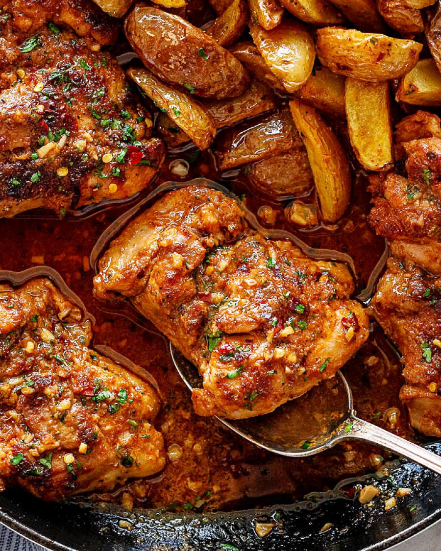 Garlic Butter Chicken Thighs and Baby Potatoes Skillet - #recipe by #eatwell101 - https://www.eatwell101.com/garlic-butter-chicken-thighs-potatoes-recipe