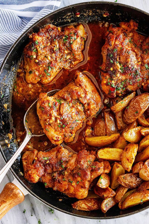 Garlic Butter Chicken Thighs and Baby Potatoes Skillet - #recipe by #eatwell101 - https://www.eatwell101.com/garlic-butter-chicken-thighs-potatoes-recipe