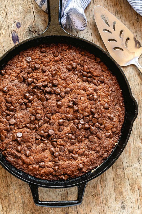 Chocolate Chip Skillet Cookie - #recipe by #eatwell101 - https://www.eatwell101.com/chocolate-chip-skillet-cookie-recipe