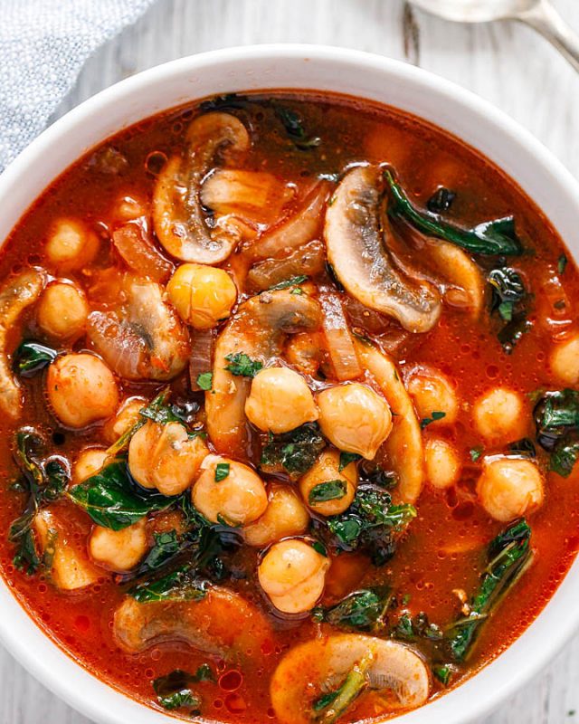 Chickpea Kale Tomato Soup {Vegan} - #recipe by #eatwell101 - https://www.eatwell101.com/chickpea-kale-tomato-soup-recipe