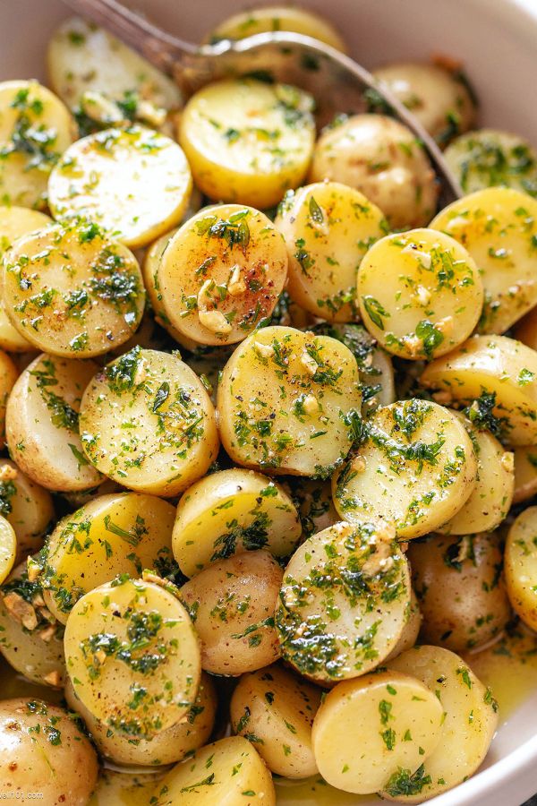 Fried Baby Potatoes with Garlic Brown Butter - #recipe by #eatwell101 - https://www.eatwell101.com/garlic-browned-butter-baby-potatoes-recipe