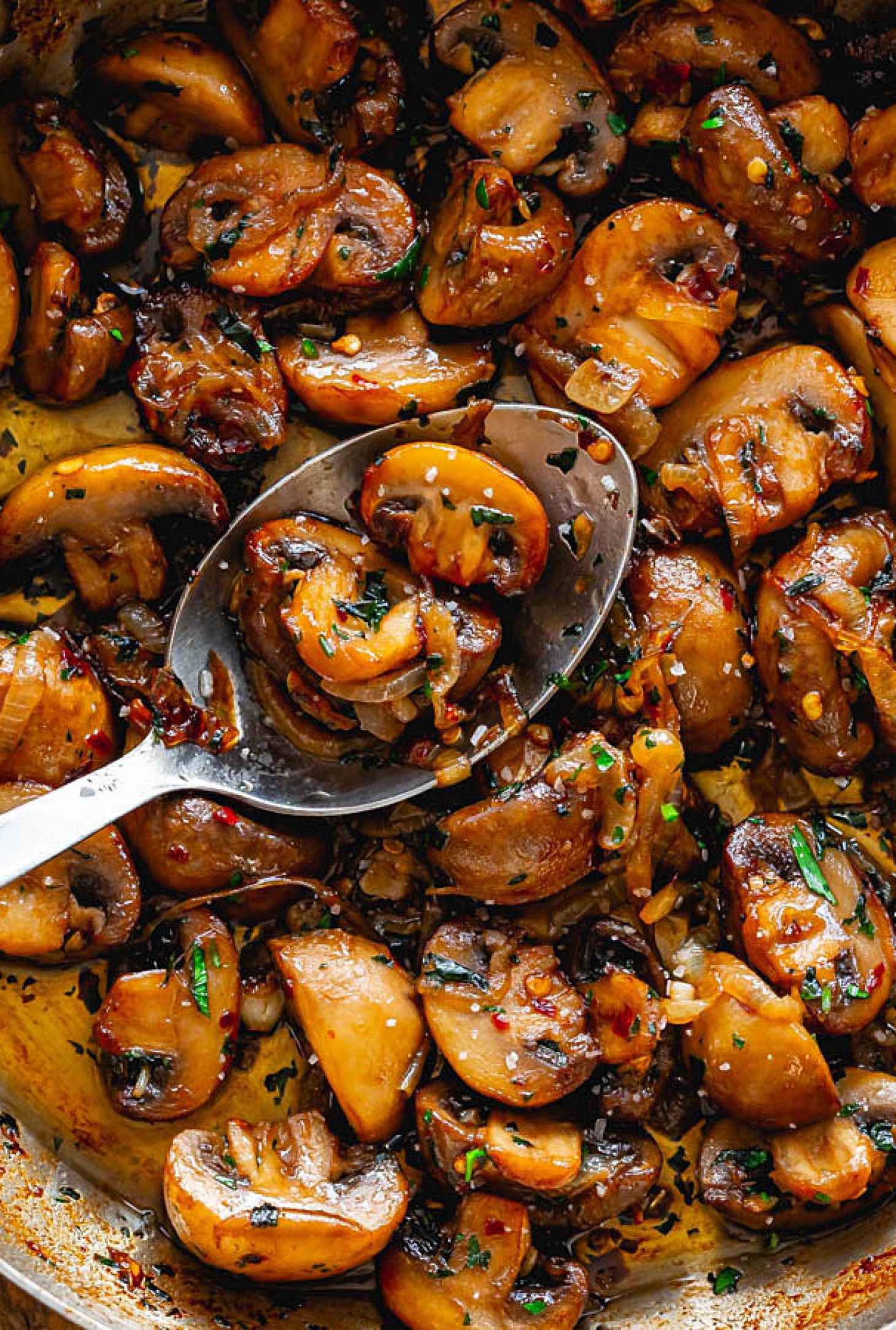 Onion Garlic Butter Mushrooms Skillet - #recipe by #eatwell101 - https://www.eatwell101.com/garlic-butter-mushrooms-recipe
