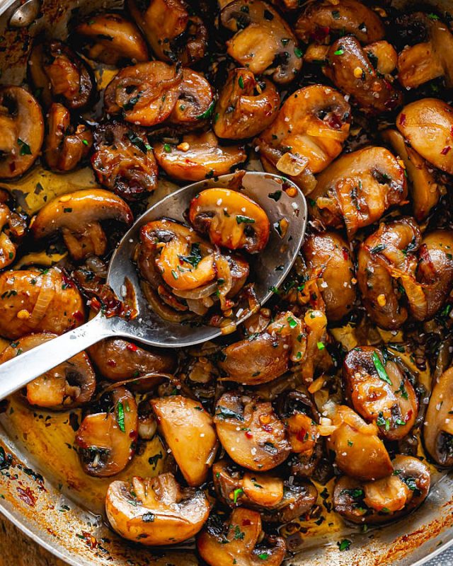 Onion Garlic Butter Mushrooms Skillet - #recipe by #eatwell101 - https://www.eatwell101.com/garlic-butter-mushrooms-recipe