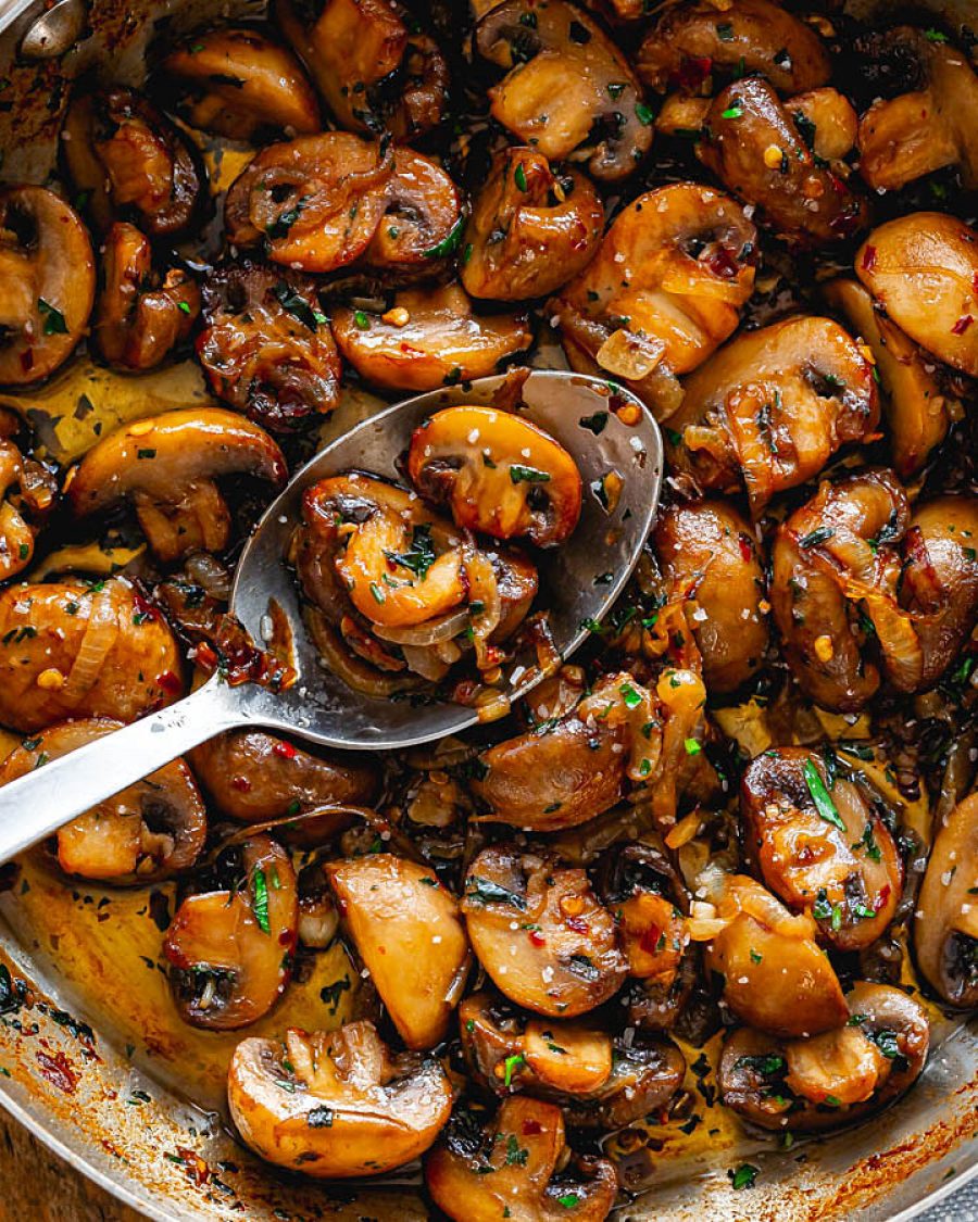Onion Garlic Butter Mushrooms Skillet - #recipe by #eatwell101 - https://www.eatwell101.com/garlic-butter-mushrooms-recipe